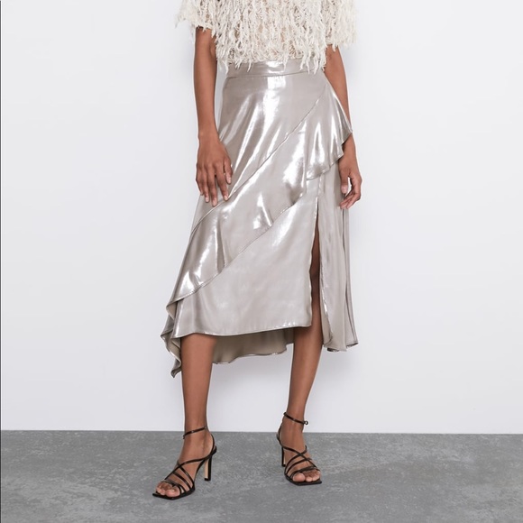 🚨ALL OFFERS ACCEPTED 🚨 STORE CLOSING 🚨 Zara Metallic Ruffled Skirt - Picture 4 of 9